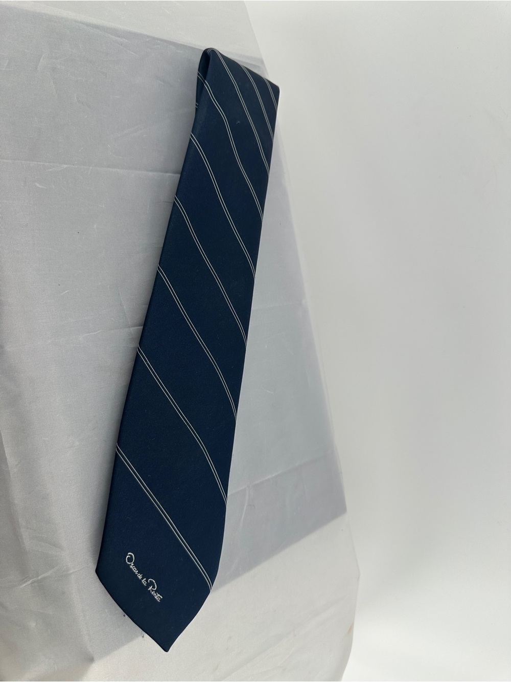 Oscar de la Renta navy blue and white striped silk tie